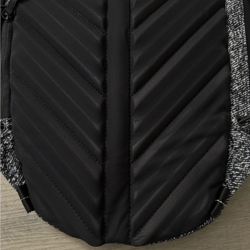Lululemon Black and Light Gray Hiking Backpack - Picture 15 of 15